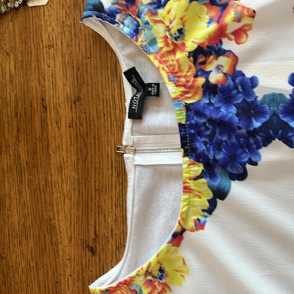 NWT Notations top.White&floral. Excellent condition.Soft&comfortable.scoopneck - Picture 4 of 7
